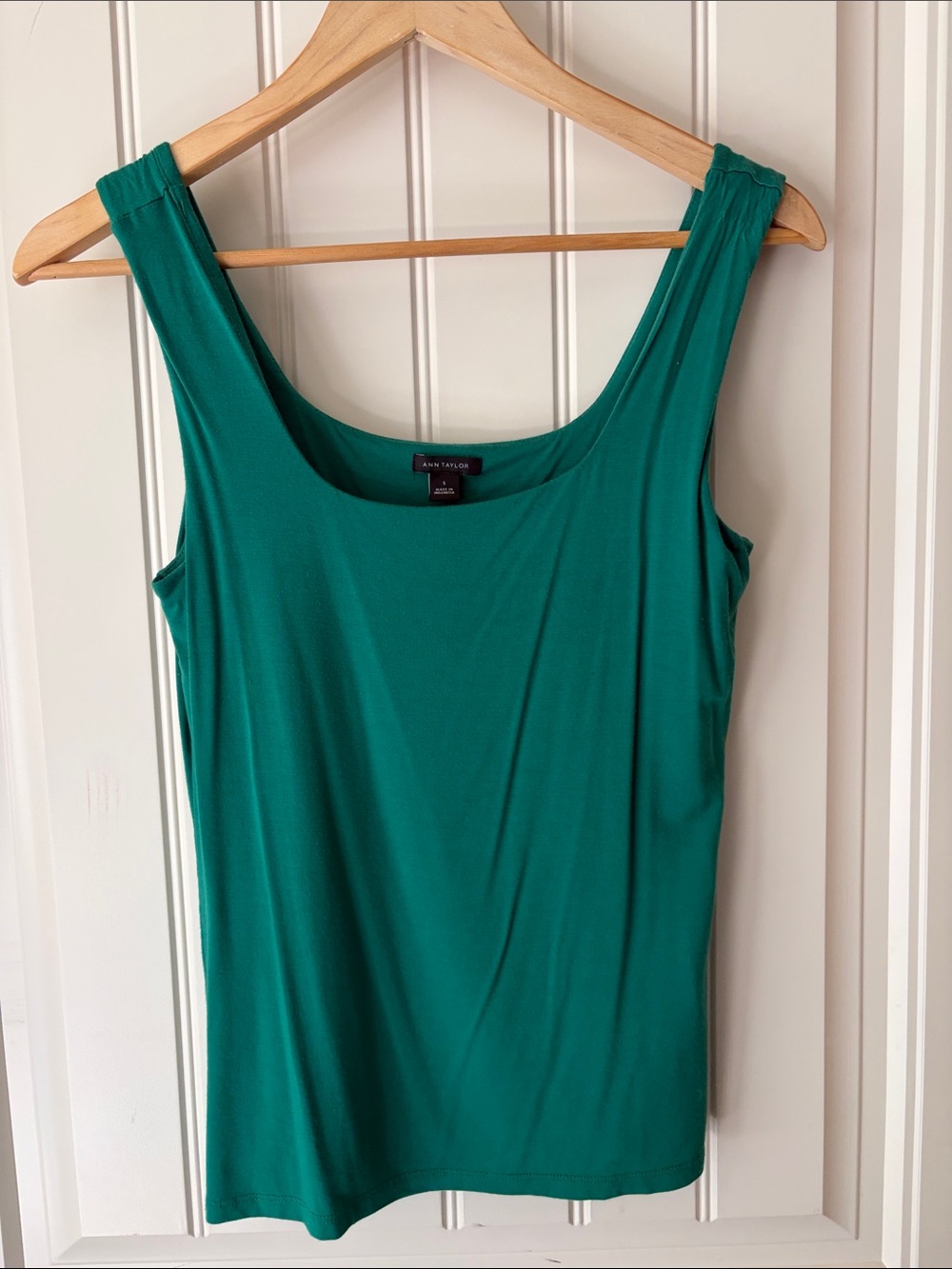 Ann Taylor Emerald Green Scoop Neck Tank
